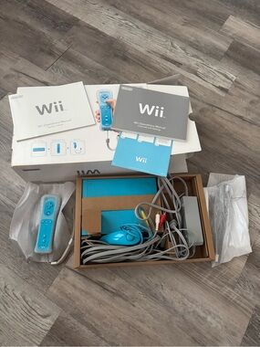 Nintendo White and Blue Wii Console Box Back Panel